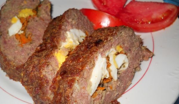 Руло от кайма с плънка от яйца и моркови