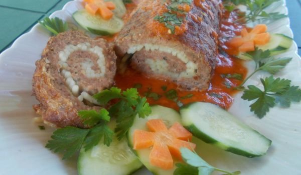 Руло от кайма с плънка от спагети в доматен сос