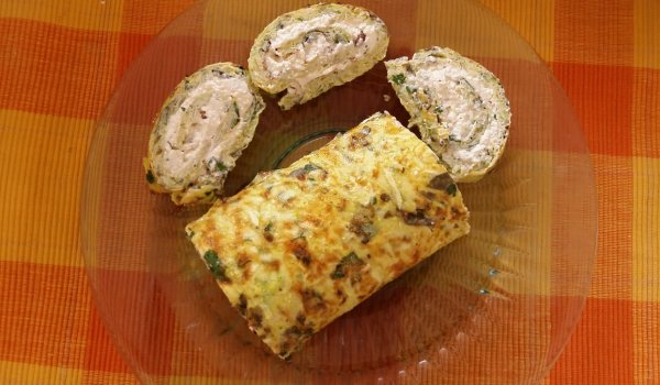 Руло от тиквички с тученица и руска майонеза