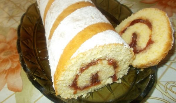 Руло с череши и заквасена сметана