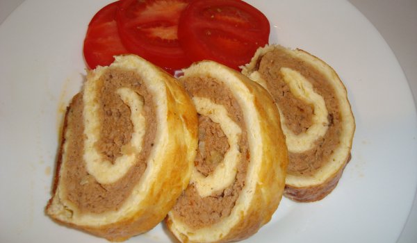 Руло с яйчен блат и плънка от кайма