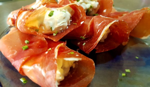 Рулца от хамон с вкусна плънка