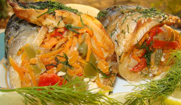 Рулца от печена скумрия със задушени зеленчуци