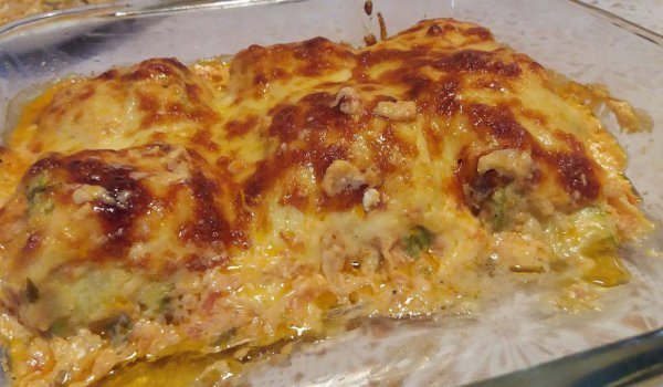 Рулца от тиквички с доматен сос и сметана