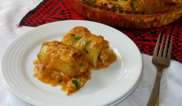 Рулца от тиквички с извара в доматен сос