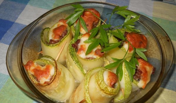 Рулца от тиквички с кайма и моцарела