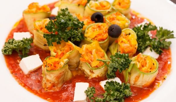 Рулца от тиквички с вкусен сос