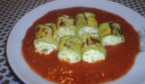 Рулца от тиквички в доматен сос