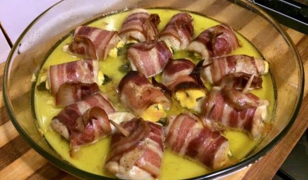 Рулца с бекон, пилешко филе и чедър