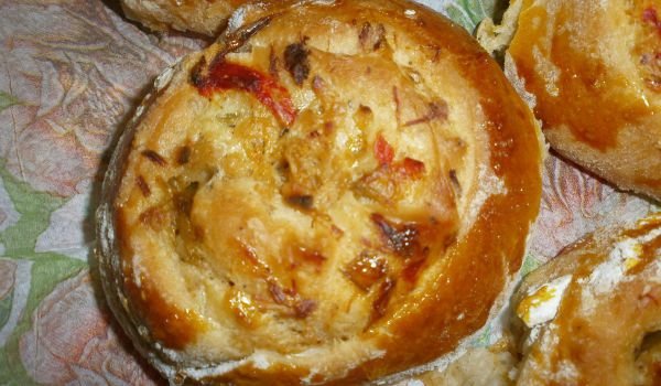 Рулца с пилешко, бешамел и чушки