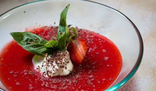Руска крем супа от ягоди и сметана