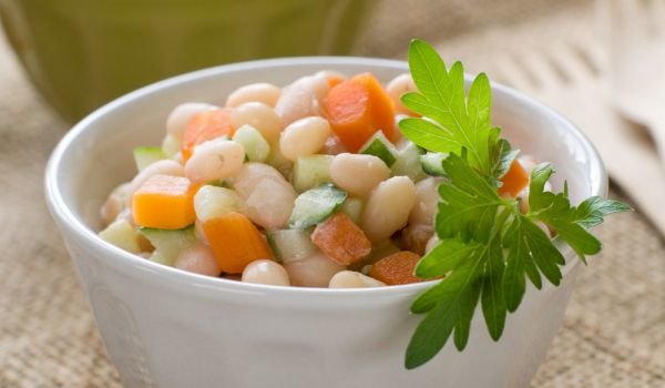 Руска салата от зрял фасул и ябълки