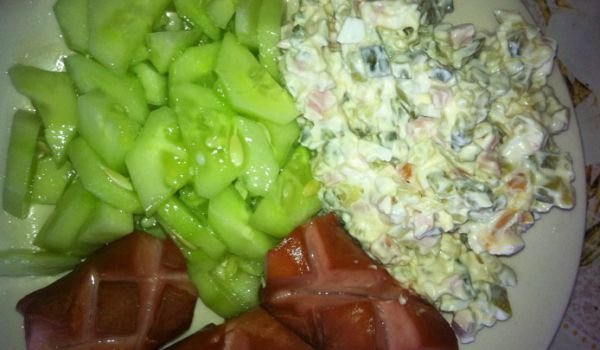 Руска салата с кренвирши