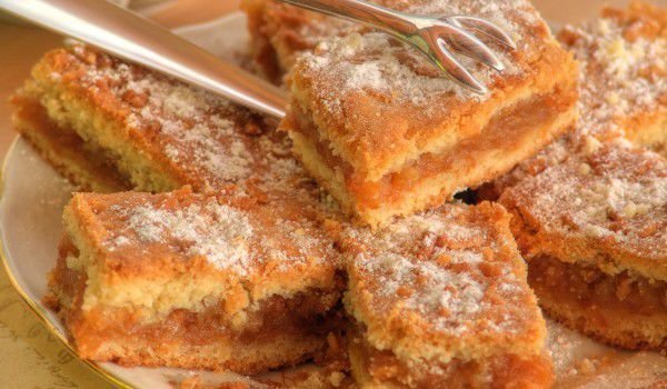 Руска запеканка с извара и ябълки