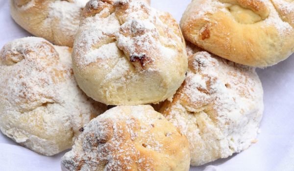 Руски кифлички със сини сливи