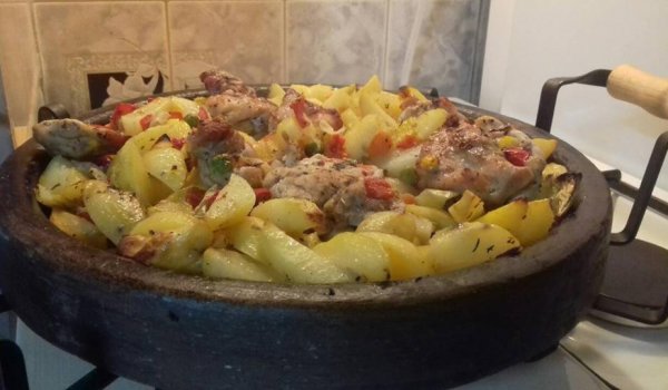 Сач от микс зеленчуци и пилешки хапки