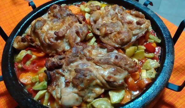 Сач от пилешки пържоли с тиквички, моркови и чушки