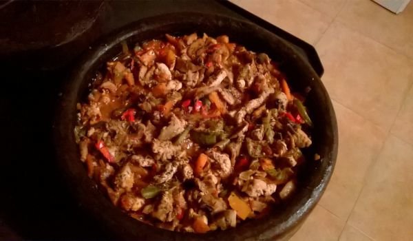Сач с бекон, пилешко месо и зеленчуци