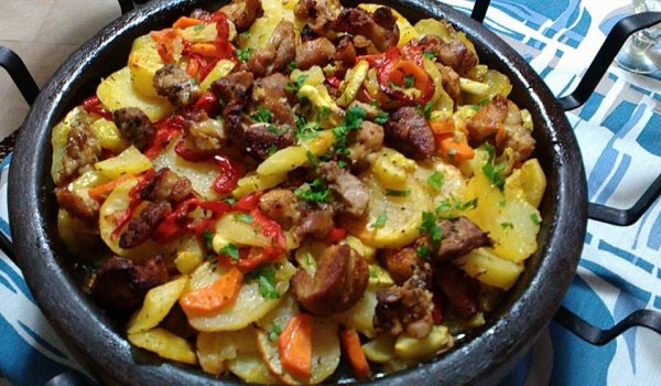 Сач с мариновано свинско и зеленчуци