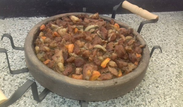 Сач с моркови, гъби и свинско