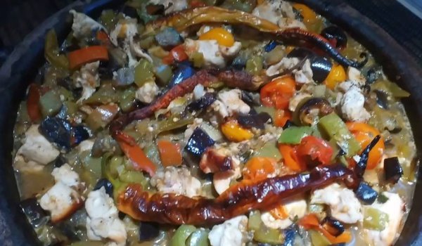 Сач със зеленчуци и хапки от пилешко