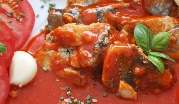 Сафрид с домати и босилек