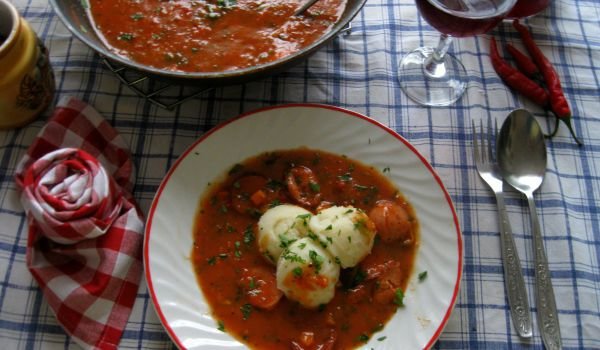 Саламена яхния с домати