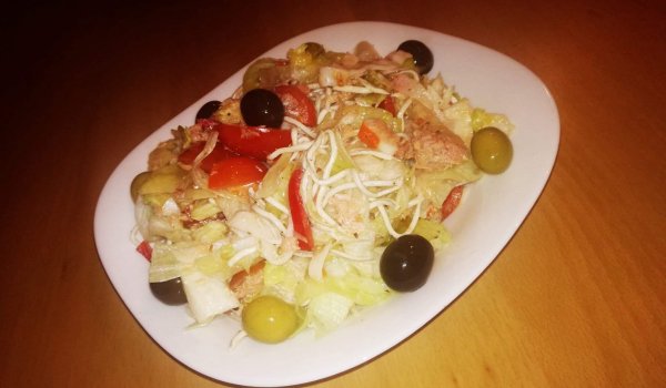 Салата Айсберг с ангурини и риба тон
