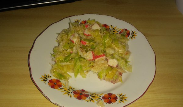 Салата айсберг с киноа и ролца от раци