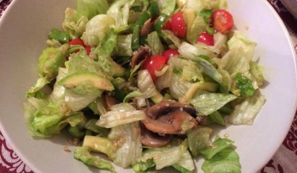 Салата айсберг с киноа и рукола