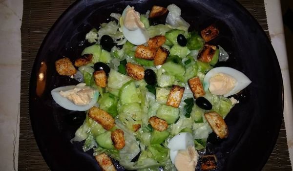 Салата айсберг с крутони