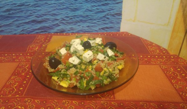 Салата, богата на витамини и растителни протеини