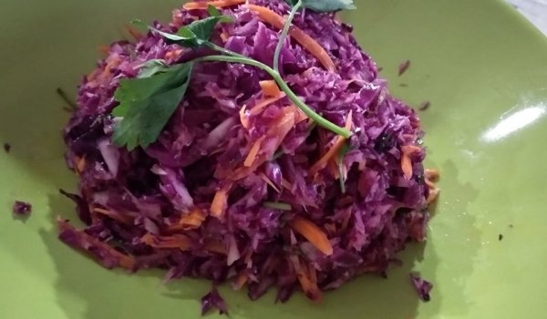 Салата червено зеле с моркови и магданоз