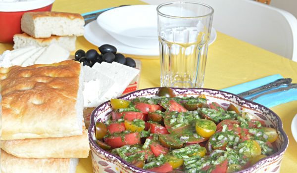 Салата домати с песто