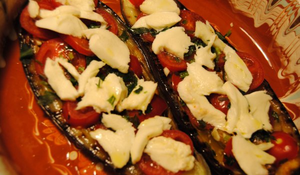 Салата Капрезе с чери домати в патладжан