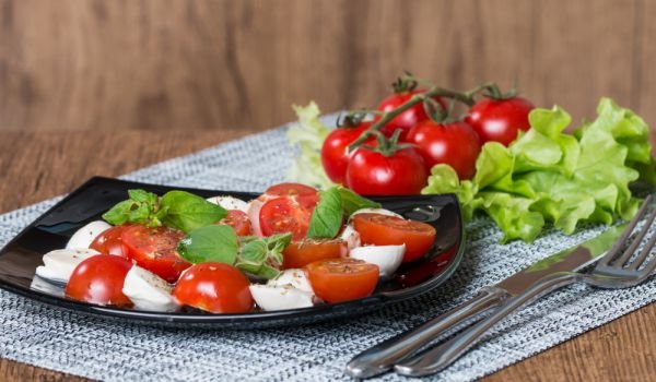 Салата Капрезе с чери доматки