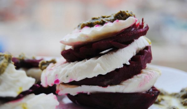 Салата Капрезе с мариновано цвекло