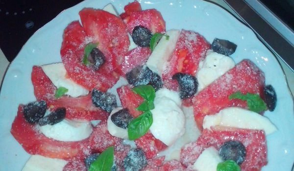 Салата Капрезе с пармезан