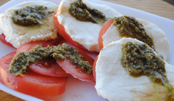 Салата Капрезе с песто Дженовезе