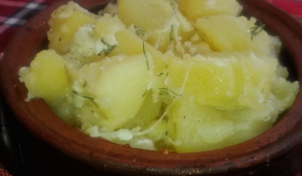 Салата картофи със сирена