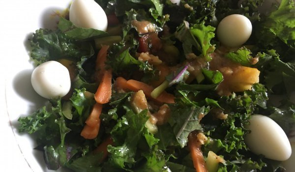 Салата Кейл със сладко кисел дресинг