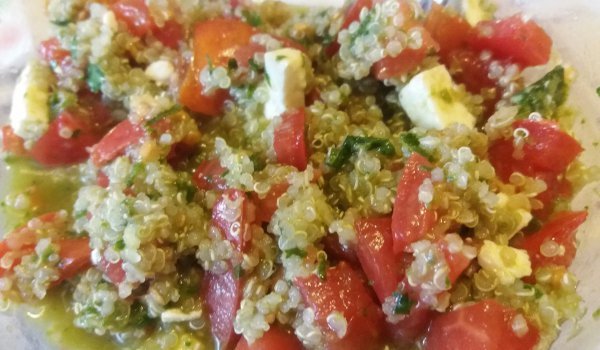 Салата киноа с босилек