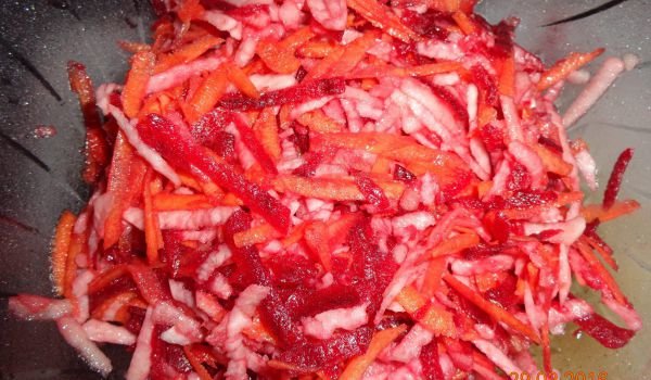 Салата кореноплодни с ябълка