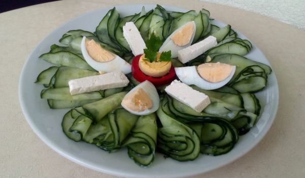 Салата краставици с яйца и сирене