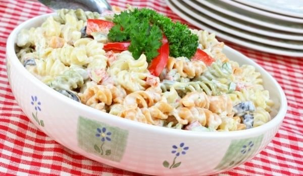 Салата макарони с риба