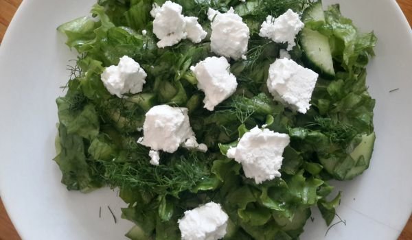 Салата маруля с копър, краставица и сирене