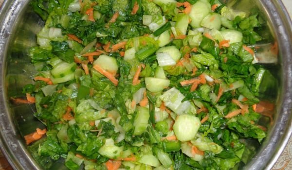 Салата маруля с краставица и морков