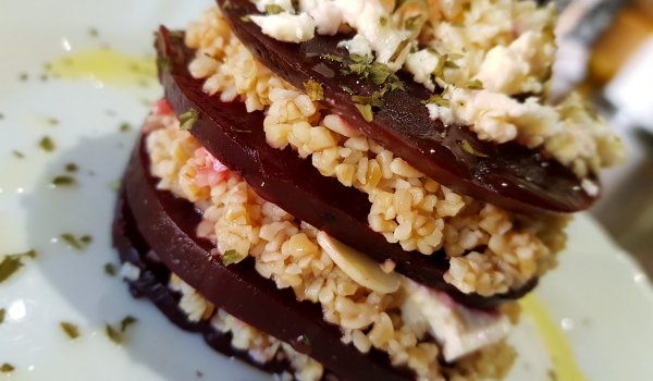 Салата от булгур с червено цвекло и сирене