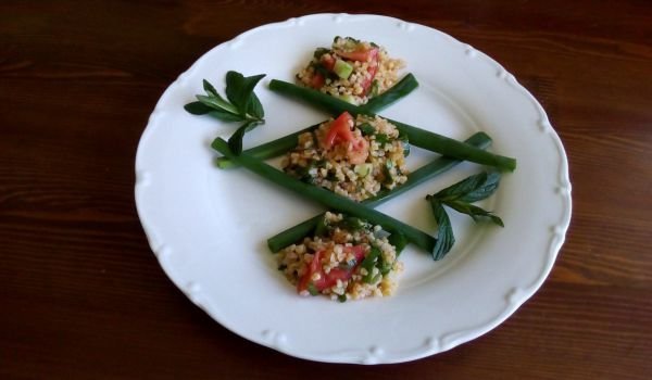 Салата от булгур със свежи зеленчуци и подправки