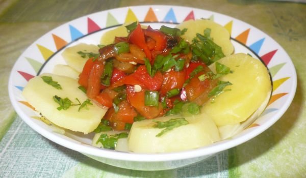 Салата от червени печени чушки и картофи